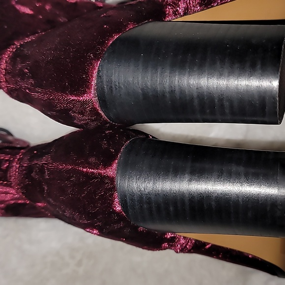 Report Alex Velvet Booties - Picture 6 of 9